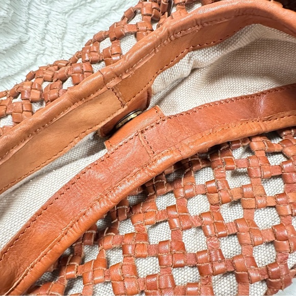 Marta Ponti Portugal | Large Rich Carmel Brown Genuine Woven Leather Hobo Bag - Picture 7 of 13